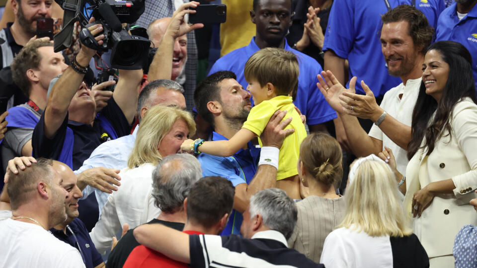 Novak Djokovič si po víťazstve vo finále US Open zobral na ruky syna Stefana.