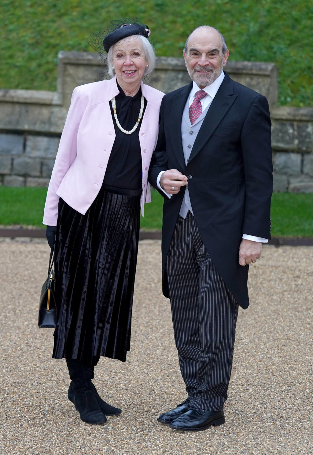 Keď herca britská kráľovná pasovala na rytiera, nechýbala ani manželka. A takto vyzeral Sir David a jeho drahá.