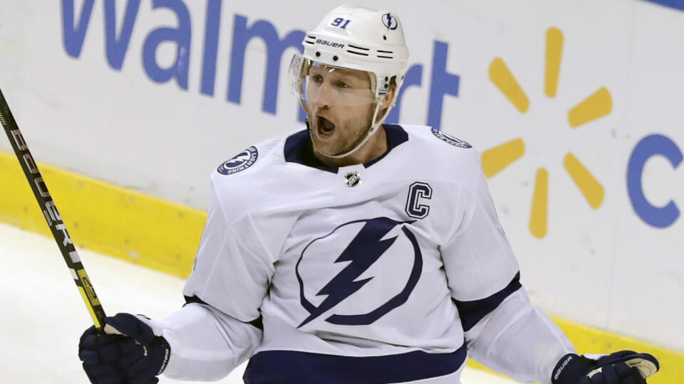 Útočník Tampy Steven Stamkos oslavuje svoj gól v zápase zámorskej hokejovej NHL Florida Panthers - Tampa Bay Lightning v Sunrise 10. decembra 2019.