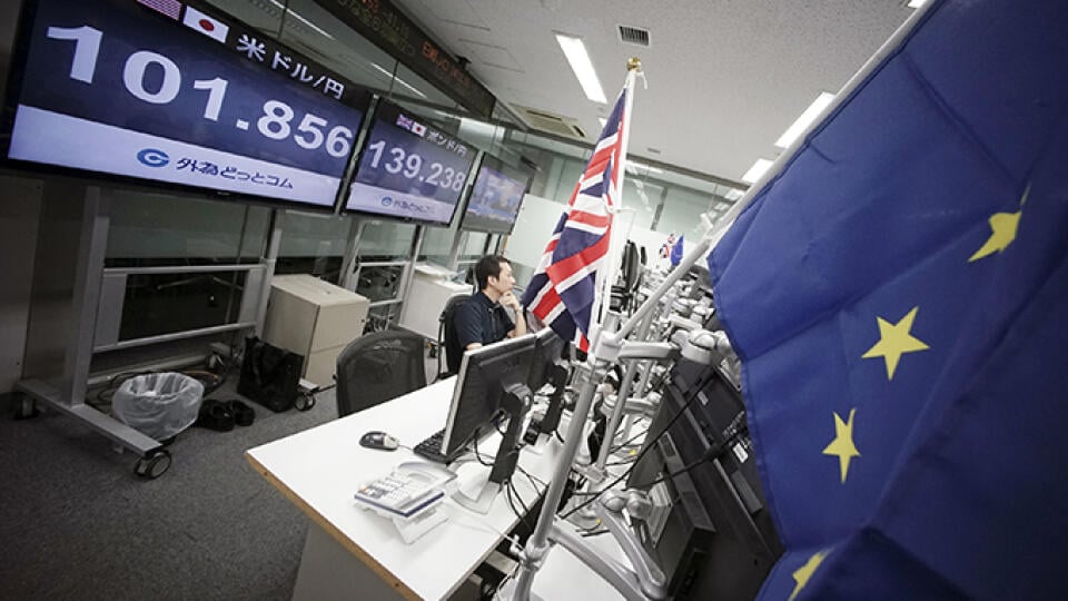 KK7 Tokio - Makléri pracujú na burze vedľa britskej vlajky a vlajky Európskej únie 24. júna 2016 v Tokiu. Britskí voliči vo štvrtkovom referende odhlasovali vystúpenie svojej krajiny z Európskej únie. Vyplýva to z najnovších odhadov spravodajských staníc BBC a Sky News. Hlasy sú sčítané v 370 zo všetkých 382 volebných obvodov. Klesajú aj ázijské akciové trhy. FOTO TASR/AP
Money traders monitor computer screens with the day's exchange rate near flags of United Kingdom and EU at a foreign exchange