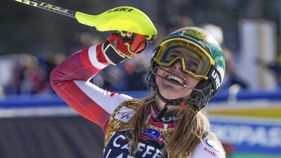 JB 55 Cortina d'Ampezzo - Víťazná rakúska lyžiarka Katharina Liensbergerová oslavuje v cieli po jej víťazstve 2. kola slalomu žien na majstrovstvách sveta v alpskom lyžovaní v talianskom stredisku Cortina d'Ampezzo 20. februára 2021. Slovenská lyžiarka Petra Vlhová získala striebro v slalome na majstrovstvách sveta. V sobotnej súťaži v Cortine d'Ampezzo zaostala o sekundu za víťaznou Rakúšankou Katharinou Liensbergerovou. FOTO TASR/AP
Austria's Katharina Liensberger celebrates after winning the