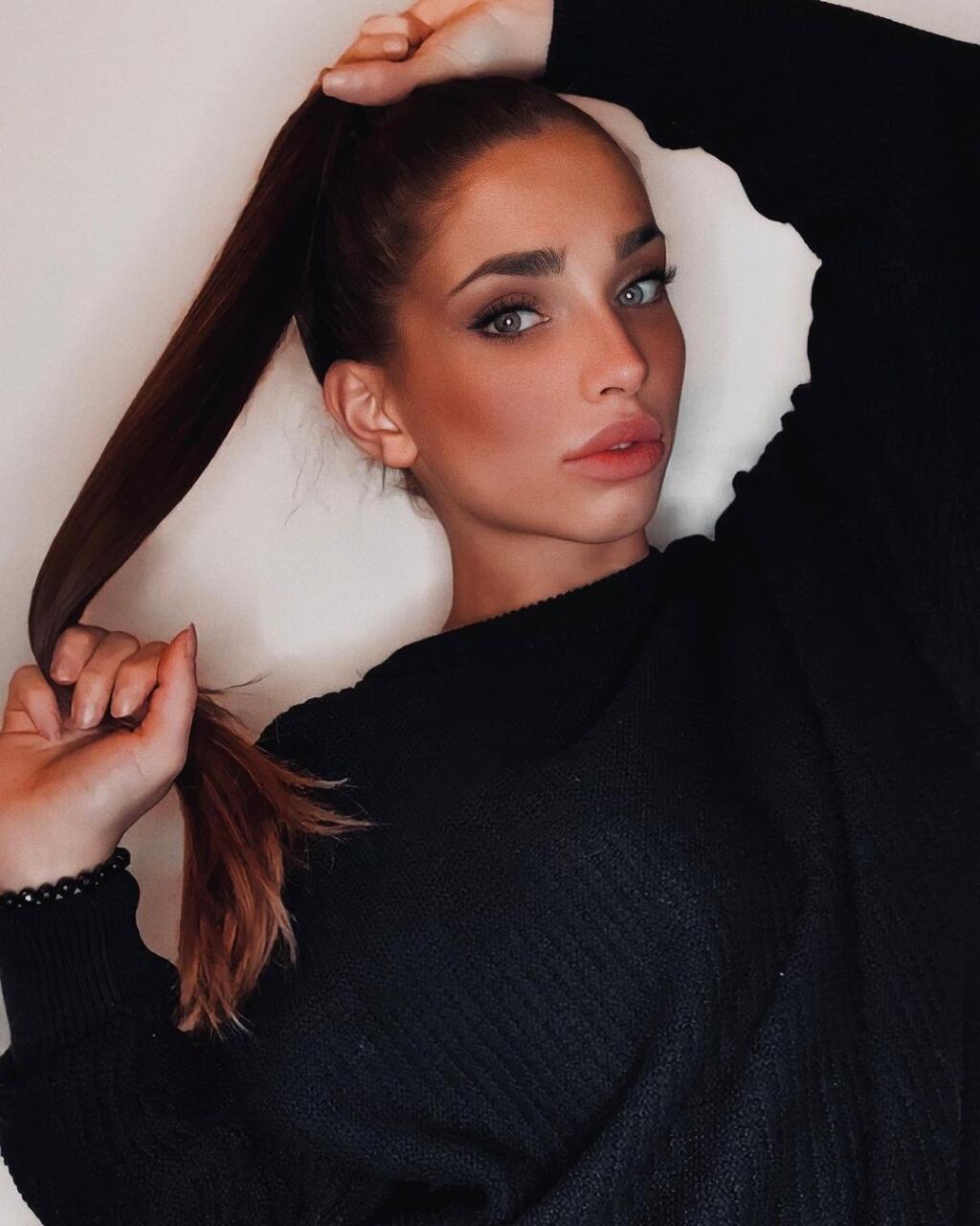 Sexi Sophia Kořinková sa nebojí ani odvážnejších záberov.