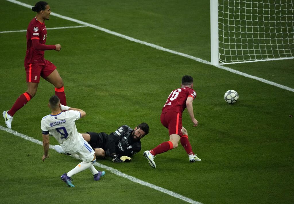 Karim Benzema (vpredu) z Realu Madrid strieľa neuznaný gól počas finálového zápasu Ligy majstrov FC Liverpool - Real Madrid.
