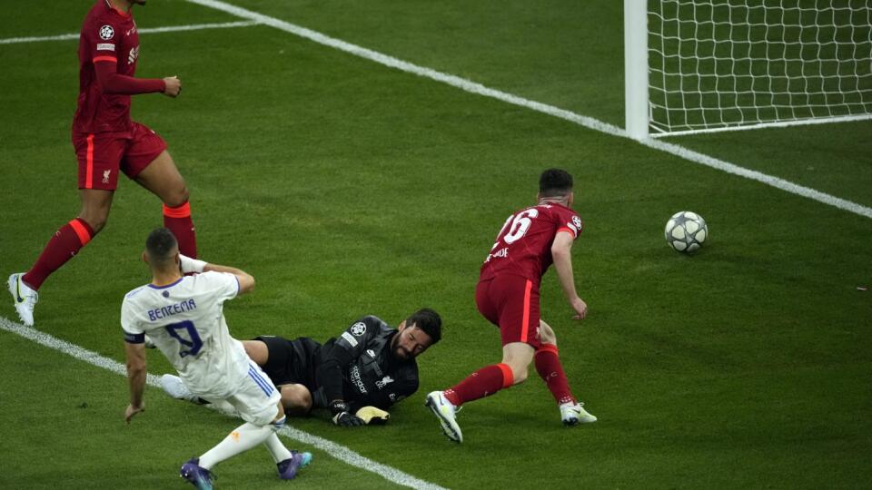 KK58 Paríž - Na snímke futbalista Karim Benzema (vpredu) z Realu Madrid strieľa neuznaný gól počas finálového zápasu Ligy majstrov FC Liverpool - Real Madrid 28. mája 2022 na štadióne Stade de France v Paríži. FOTO TASR/AP
Real Madrid's Karim Benzema, front, scores a disallowed goal during the Champions League final soccer match between Liverpool and Real Madrid at the Stade de France in Saint Denis near Paris, Saturday, May 28, 2022. (AP Photo/Christophe Ena)