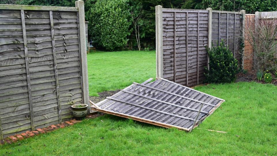 Storm,"eunice",Damage,To,A,Garden,Fence,In,The,Uk