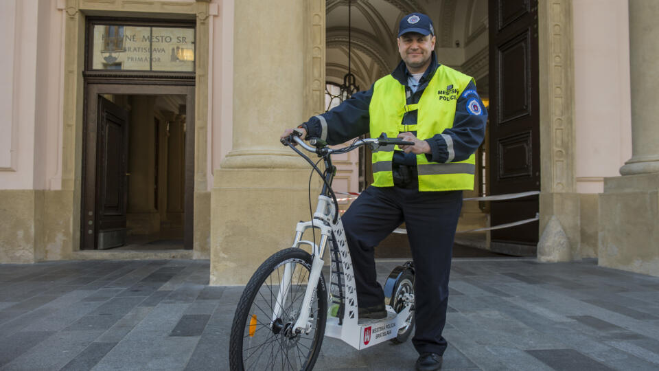 Mestský policajti používajú elektrokolobežky