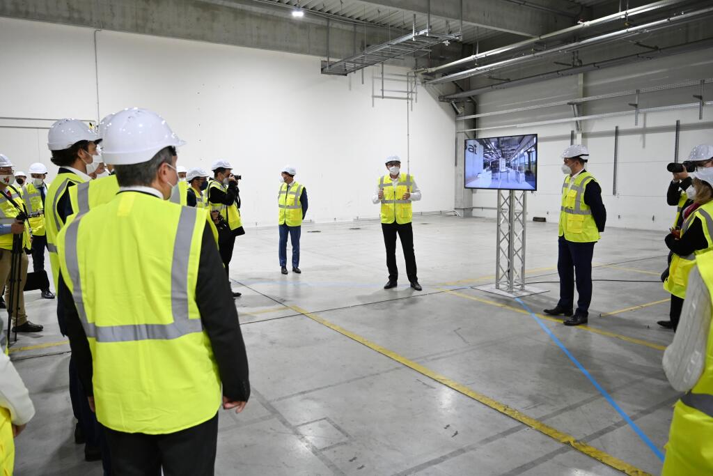 Na snímke prehliadka budúcich priestorov počas slávnostného začatia výstavby výskumno-vývojového centra a pilotnej linky na výrobu batérií spoločnosti InoBat Auto vo Voderadoch v stredu 2. júna 2021. FOTO TASR - Lukáš Grinaj