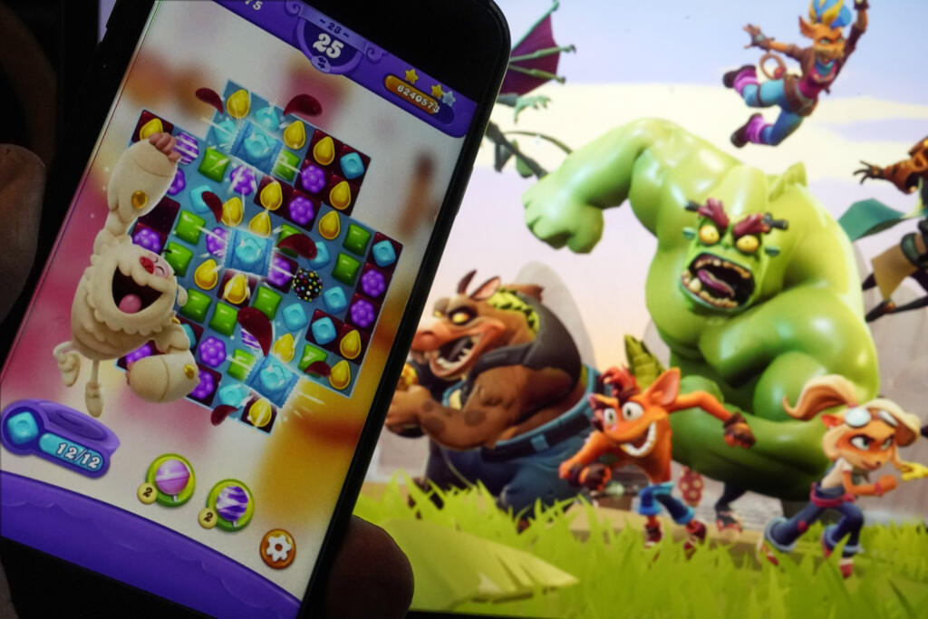 Scény zo „Candy Crush Saga“, ktoré zanechal Activision Blizzard, a „Crash Team Rumble“ z vydavateľstva Activision Publishing, sú zobrazené na tejto fotografii v New Yorku, v stredu 21. júna 2023. Sudca odovzdal Microsoftu veľké víťazstvo V utorok odmietla zastaviť prevzatie výrobcu videohier Activision Blizzard v hodnote 69 miliárd dolárov. (AP Photo/Richard Drew)