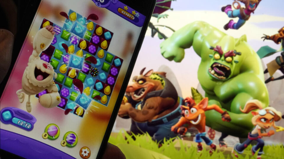Scény zo „Candy Crush Saga“, ktoré zanechal Activision Blizzard, a „Crash Team Rumble“ z vydavateľstva Activision Publishing, sú zobrazené na tejto fotografii v New Yorku, v stredu 21. júna 2023. Sudca odovzdal Microsoftu veľké víťazstvo V utorok odmietla zastaviť prevzatie výrobcu videohier Activision Blizzard v hodnote 69 miliárd dolárov. (AP Photo/Richard Drew)