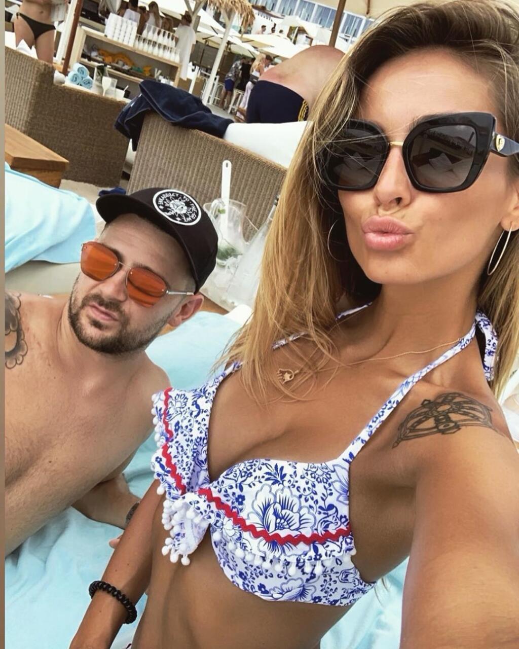 VERONIKA MIHOKOVÁ - Keď priateľka hokejistu Tomáša Tatara dá šaty bokom a predvedie sa len v plavkách, jej followeri na instagrame na nej idú oči nechať. Potešila ich viackrát aj v roku 2019.