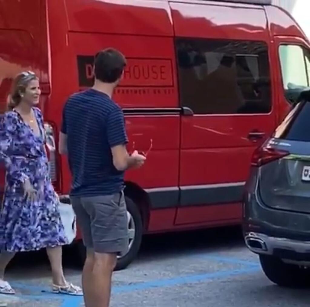 Trvalo niekoľko mesiacov, kým sa Mirka ukázala na verejnosti. Po mesiacoch karantény Rogera sprevádzala na točení reklamy, ktorej hlavnou hviezdou je práve legendárny tenista. Mirka, ktorá má na instagrame niekoľko fanúšikovských stránok a profilov, tak okamžite zaujala a obletela sociálne siete.