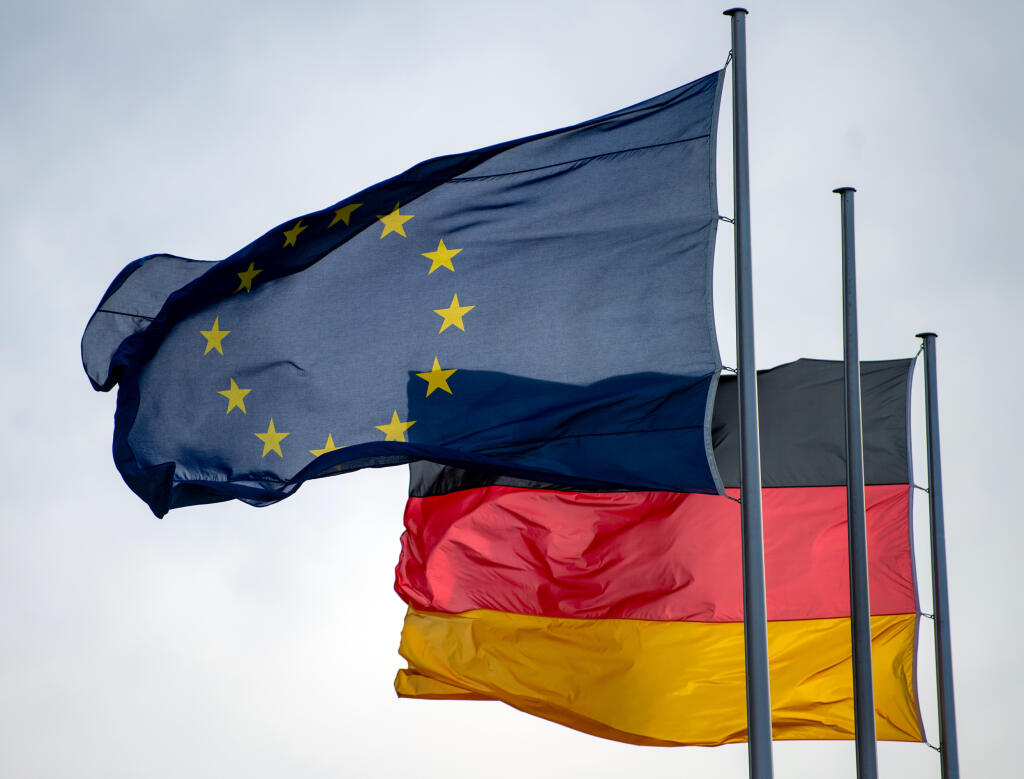 WA 8 archív Berlín - Na archívnej snímke zo 4. marca 2019 vlajky Nemecka a Európskej únie vejú z budovy nemeckého parlamentu. Ťažiskovým bodom nemeckého predsedníctva v Rade EÚ v druhom polroku 2020 bude boj proti koronavírusovej kríze. Oznámil to v stredu v Berlíne hovorca nemeckej vlády Steffen Seibert, píše denník Die Welt. Nemecko preberie predsedníctvo v Rade EÚ od Chorvátska 1. júla na šesť mesiacov. Pre pandémiu nového koronavírusu SARS-CoV-2 nastanú v programe nemeckého predsedníctva urč