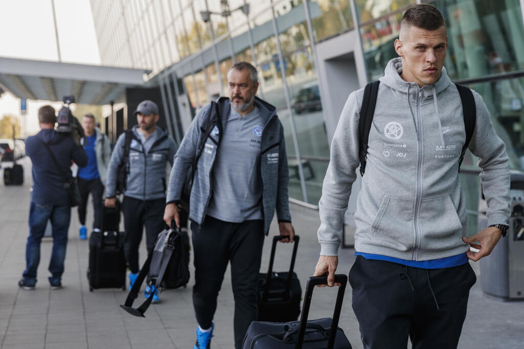 Slovenskí futbalisti odleteli na prípravný zápas do Švédska.