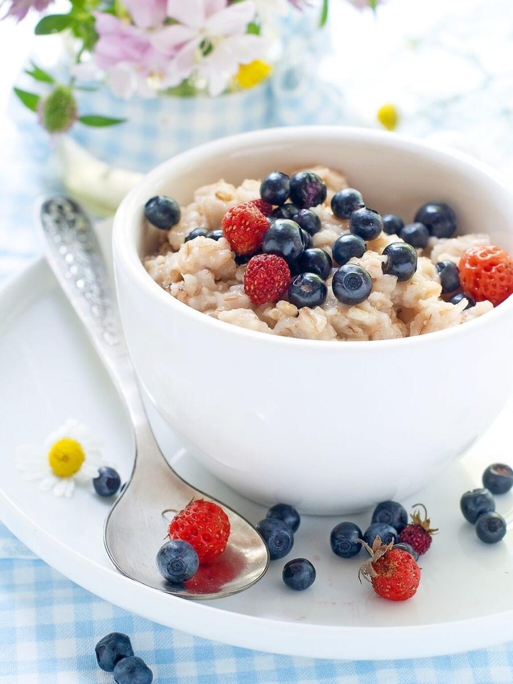 Овсяная каша фото. Porridge (овсяная каша). Каша с фруктами. Каша с ягодами. Овсяная каша с фруктами.