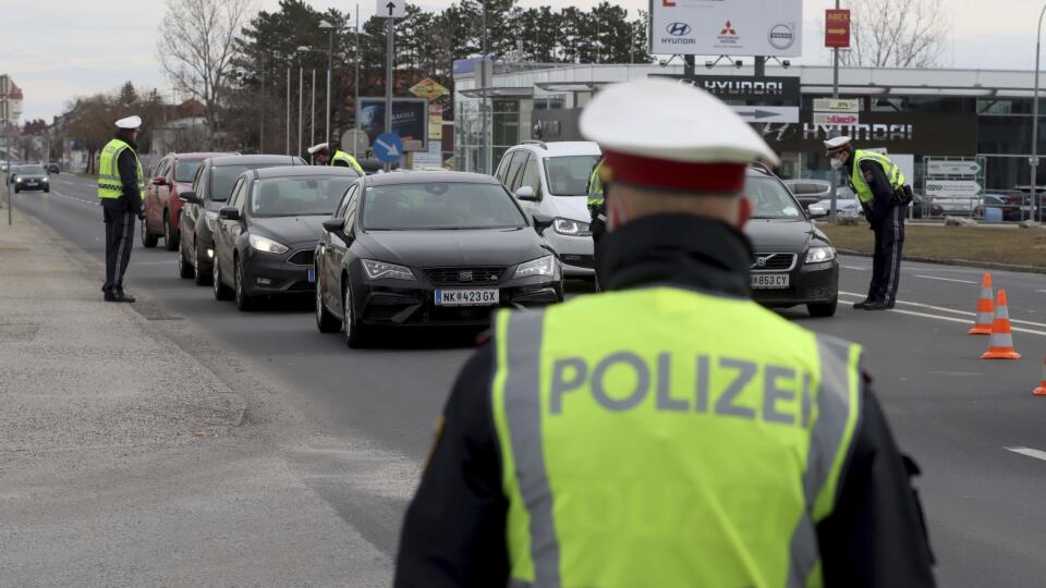 WA 26 Wiener Neustadt - Policajti kontrolujú vodičov, ktorí chcú opustiť rakúske mesto Wiener Neustadt v sobotu 13. marca 2021. Obyvatelia druhého najväčšieho dolnorakúskeho mesta s populáciou približne 45.000 ľudí, ktoré leží v blízkosti Viedne, môžu od stredy 10. marca vycestovať len s negatívnym testom na ochorenie COVID-19. Ten nesmie byť starší ako 48 hodín v prípade antigénového testu, a 72 hodín ak pôjde o PCR test. Dôvodom je vysoký počet nových prípadov koronavírusu. FOTO TASR/AP
Polic