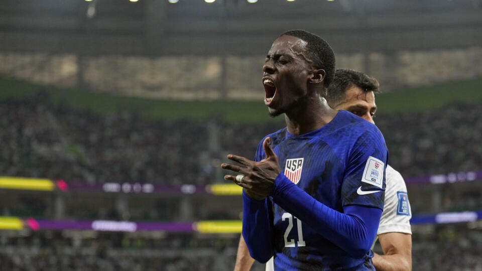 KK65 Dauha - Na snímke americký futbalista Tim Weah reaguje počas zápasu základnej B-skupiny Irán - USA na majstrovstvách sveta vo futbale 29. novembra 2022 v katarskom meste Dauha. FOTO TASR/AP
United States' Tim Weah (21) reacts after losing the ball out of bounds during the World Cup group B soccer match between Iran and the United States at the Al Thumama Stadium in Doha, Qatar, Tuesday, Nov. 29, 2022. (AP Photo/Ashley Landis)