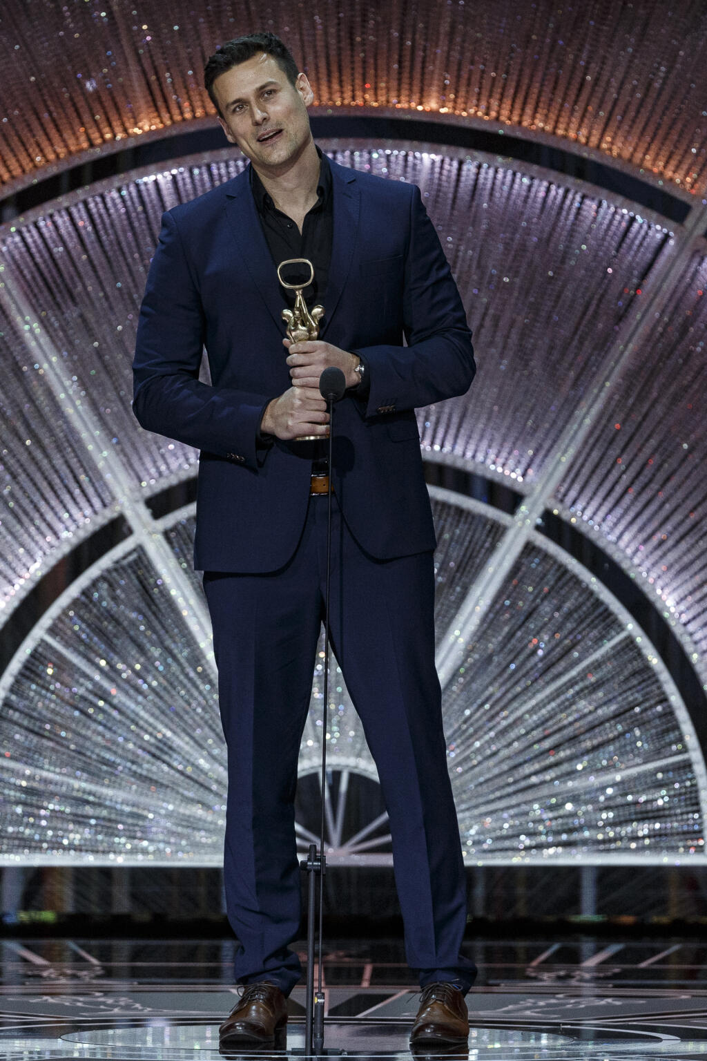 Na snímke Peter Varinský si preberá cenu pre najlepšieho moderátora športu počas priameho prenosu z galavečera OTO 2019.
