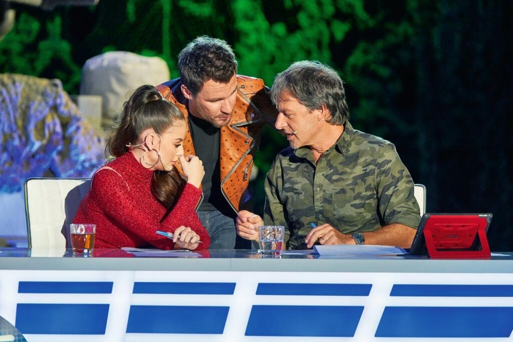 Tematicky k objektu, v ktorom sa natáčalo, sa obliekol Paľo Habera (57).