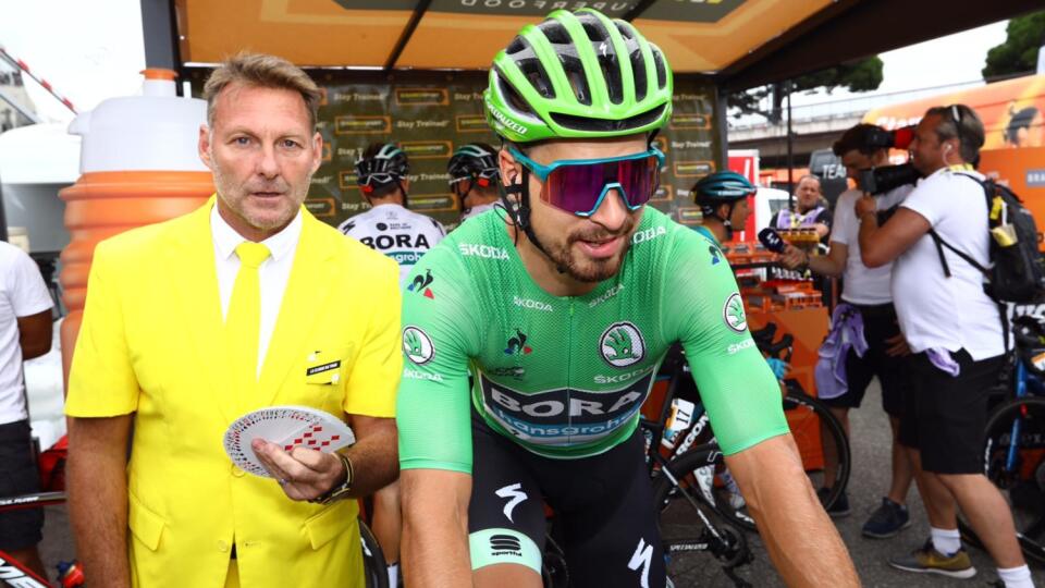 Peter Sagan však francúzsku tlač neotvoril a miesto toho ho zabával kúzelník s kartami.