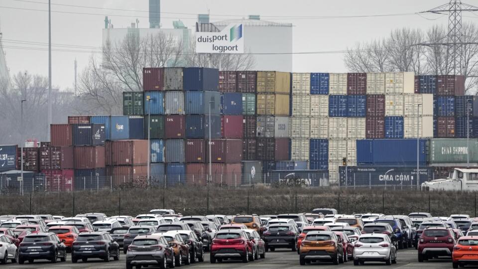 PK 3 archív Duisburg - Na archívnej snímke z 25. januára 2022 nové autá čakajú na export v prístave v nemeckom meste Duisburg. Predaj nových áut v Nemecku na začiatku roka 2022 opäť vzrástol. V minulom roku predaj na najväčšom európskom trhu negatívne poznačili dodávateľské problémy. FOTO TASR/AP
New cars are stored and handled for export at the logistic port in Duisburg, Germany, Tuesday, Jan. 25, 2022. Europe's biggest economy, has picked up unexpectedly after a six-month slide, a closely wat