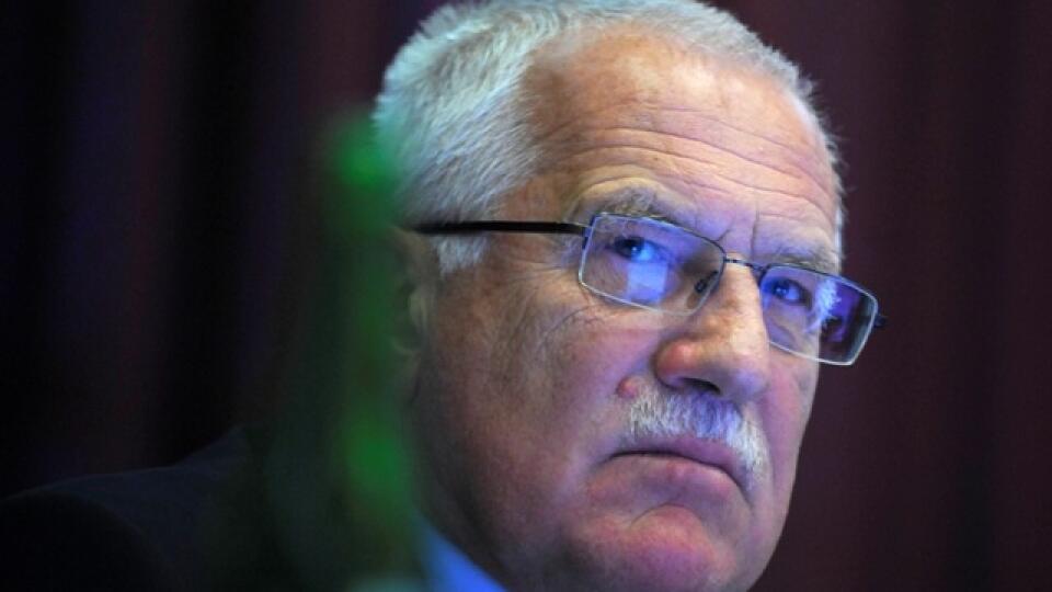 Český exprezident Václav Klaus sa nakazil koronavírusom.