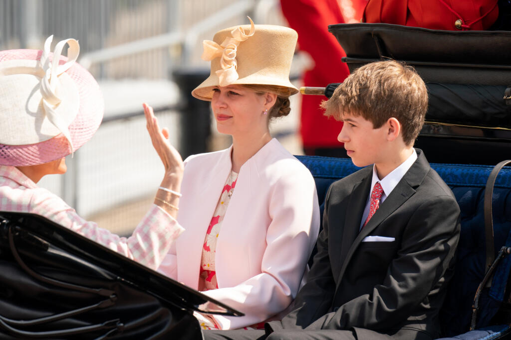 Lady Louise Windsor (vľavo) v ružovom na oslavách jubilea kráľovnej Alžbety II.