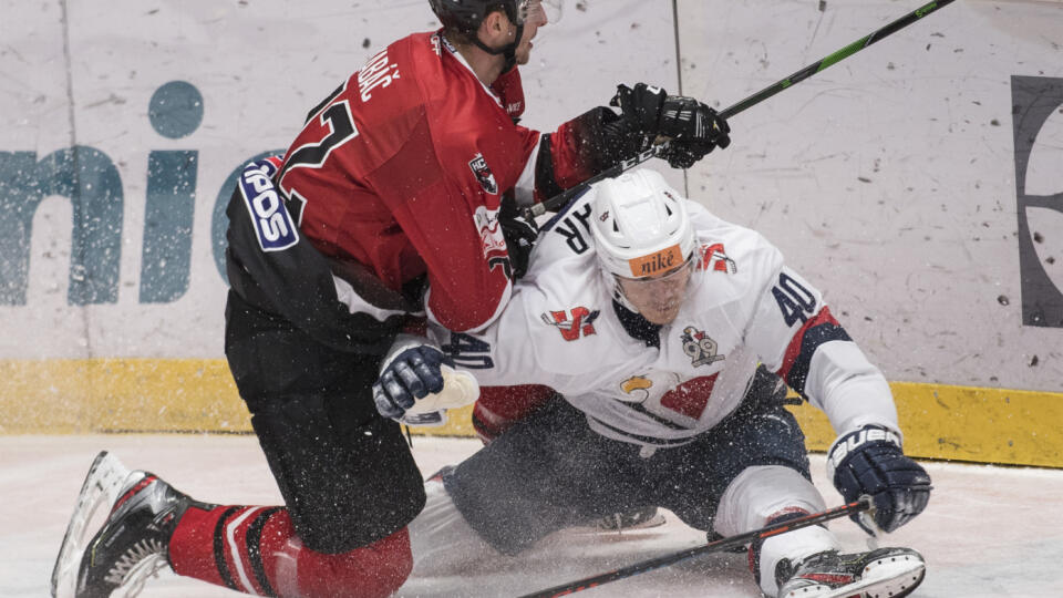 Na sjímke vpravo Rastislav Gašpar (Slovan) a vľavo Michal Kabáč (Bystrica) počas zápasu hokejovej Tipos extraligy medzi HC Slovan Bratislava - HC 05 Banská Bystrica 10. novembra 2020 v Bratislave. FOTO TASR - Martin Baumann