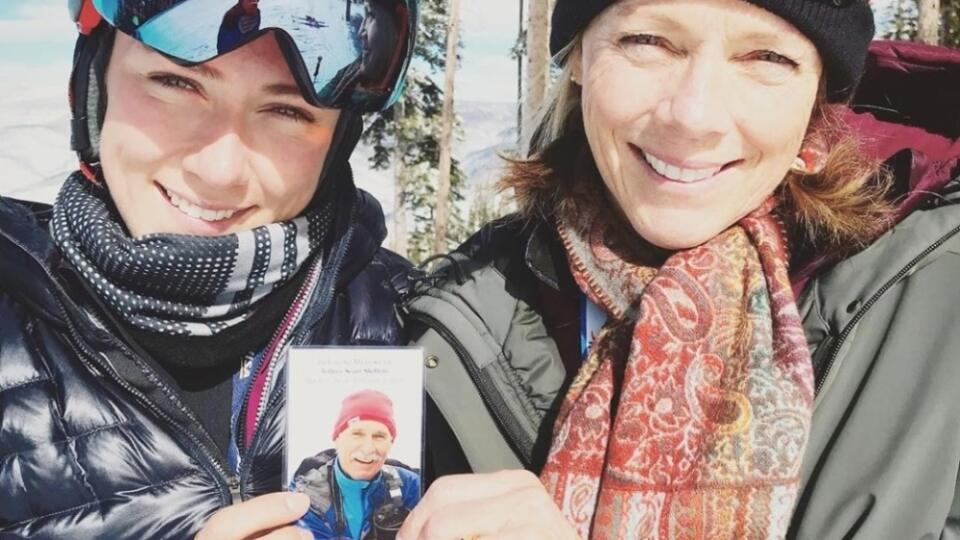 Mikaela Shiffrinová s mamou a fotkou otca