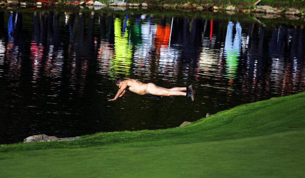 História golfu je plná narušitešov turnajov. V minulosti sa našlo množstvo fanúšikov, ktorí často vybehli na green úplne nahí a okorenili priebeh turnaja.
