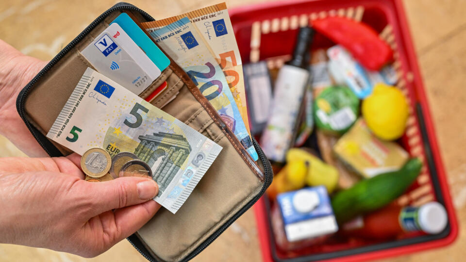 WA 25 archív Sieversdorf - Na archívnej snímke z 21. apríla 2024 zákazníčka drží peňaženku s eurovými bankovkami a mincami nad nákupným košíkom so základnými potravinami v Sieversdorfe. Inflácia v Nemecku klesla na najnižšiu úroveň za približne 3,5 roka. Index spotrebiteľských cien v septembri 2024 medziročne vzrástol o 1,6 % po zvýšení o 1,9 % v auguste, uviedol Destatis a potvrdil svoj rýchly odhad z konca septembra. Inflácia v Nemecku bola naposledy nižšia vo februári 2021, keď dosiahla 1,5 %