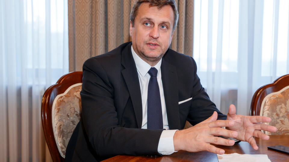 Rozhovor pred letnými parlamentnými prázdninami s predsedom Národnej rady SR Andrejom Dankom o súčasnej politickej situácii na Slovensku, ale aj o jeho súkromných plánoch počal letnej dovolenky.