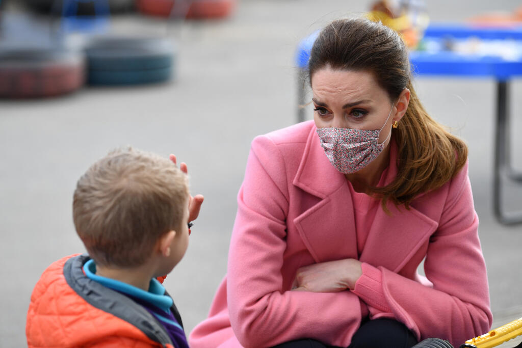 Britský princ William a manželka Kate, vojvodkyňa z Cambridgea, počas návštevy školy v Londýne 11. marca 2021. Britský princ William poprel, že by kráľovská rodina bola rasistická. Reagoval tak na tvrdenia z rozhovoru, ktorý poskytli jeho brat princ Harry so švagrinou Meghan Markleovou.