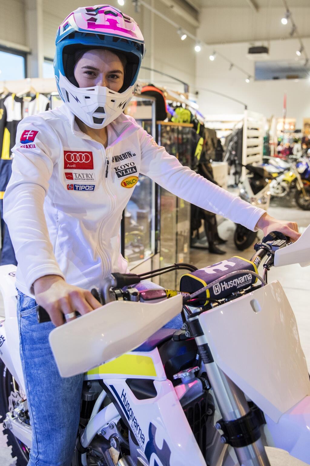 Pre Vlhovú sú rýchle stroje vášeň, a to nielen pri autách. Slovenská lyžiarka je známa tým, že miluje jazdu na motorke.