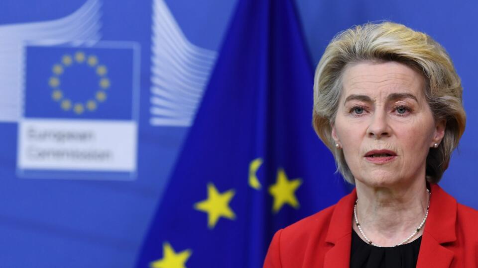 EBE 24 Brusel - Európska únia poskytne Ukrajine ďalšiu núdzovú makrofinančnú pomoc, a to vo výške 1,2 miliardy eur. Uviedla to predsedníčka Európskej komisie (EK) Ursula von der Leyenová (na snímke) v oficiálnom vyhlásení v Bruseli pondelok 24. januára 2022. FOTO TASR/AP
European Commission President Ursula von der Leyen makes a statement on EU financial support for Ukraine at EU headquarters in Brussels, Monday, Jan. 24, 2022. (John Thys, Pool Photo via AP)