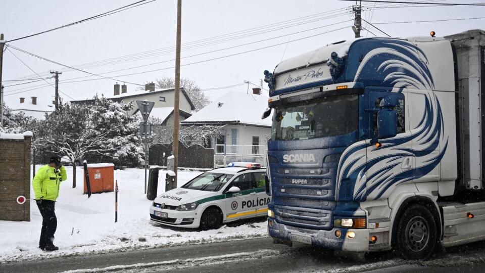 Na snímke policajt riadi dopravu počas sneženia v okrese Trebišov v utorok 28. novembra 2023. FOTO TASR - Roman Hanc