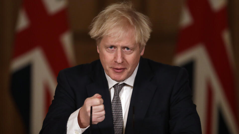 KK39 Londýn - Britský premiér Boris Johnson hovorí počas tlačovej konferencie 16. decembra 2020 v Londýne. V Spojenom kráľovstve budú počas vianočných sviatkov - od 23. do 27. decembra - platiť voľnejšie epidemiologické reštrikcie. Škótsko, Wales i britský premiér Boris Johnson však v stredu sprísnili súvisiace odporúčania pre obyvateľstvo. FOTO TASR/AP
Britain's Prime Minister Boris Johnson speaks during a news conference on the ongoing situation with the coronavirus pandemic, inside 10 Downing