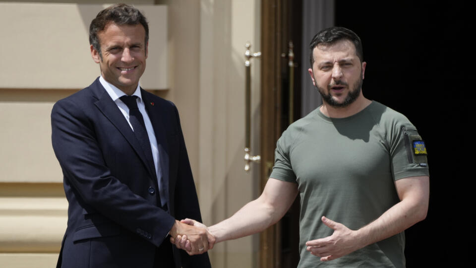 WA 42 Irpiň - Francúzsky prezident Emmanuel Macron (vľavo) a ukrajinský prezident Volodymyr Zelenskyj sa vítajú v Kyjeve vo štvrtok 16. júna 2022. Francúzsky prezident Macron, nemecký kancelár Olaf Scholz a taliansky premiér Mario Draghi pricestovali do Kyjeva vlakom vo štvrtok ráno. V ďalšej súprave prišiel v ten istý deň aj rumunský prezident Klaus Iohannis. Plánovanie návštevy európskych lídrov údajne trvalo niekoľko dní až týždňov. Samotné uskutočnenie návštevy však bolo potvrdené až krátko 