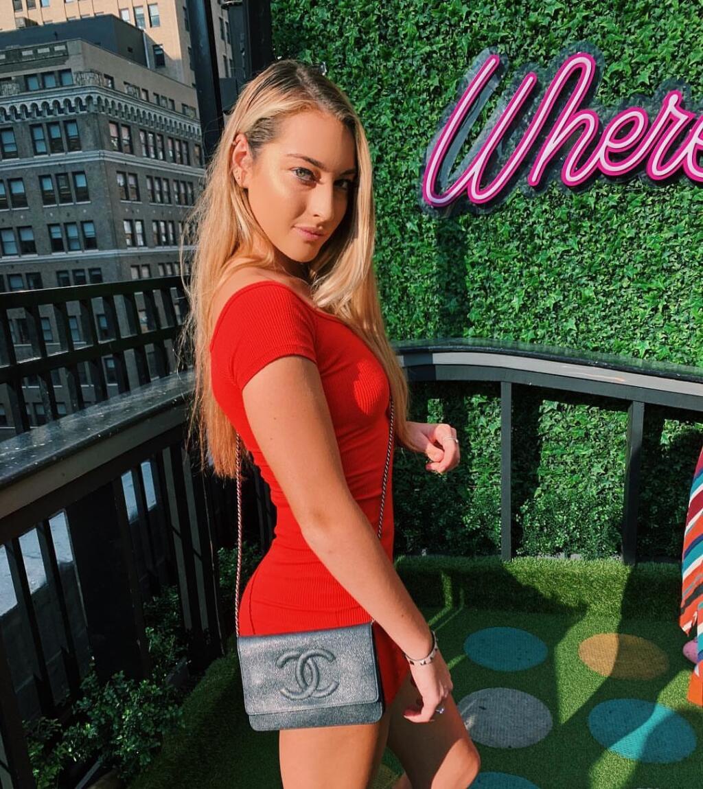 Do Jade Lewis vkladá nádeje celý Nový Zéland. vo veku 20 rokov je veľkým tenisovým prísľubom tejto krajiny. Svoj potenciál však napĺňa viac vo fotení sa v plavkách.