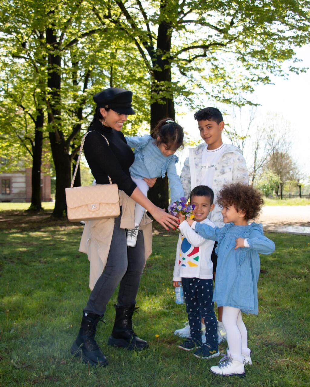 Cristiano Ronaldo a Georgina Rodriguez spolu vychovávajú zatiaľ štyri deti.