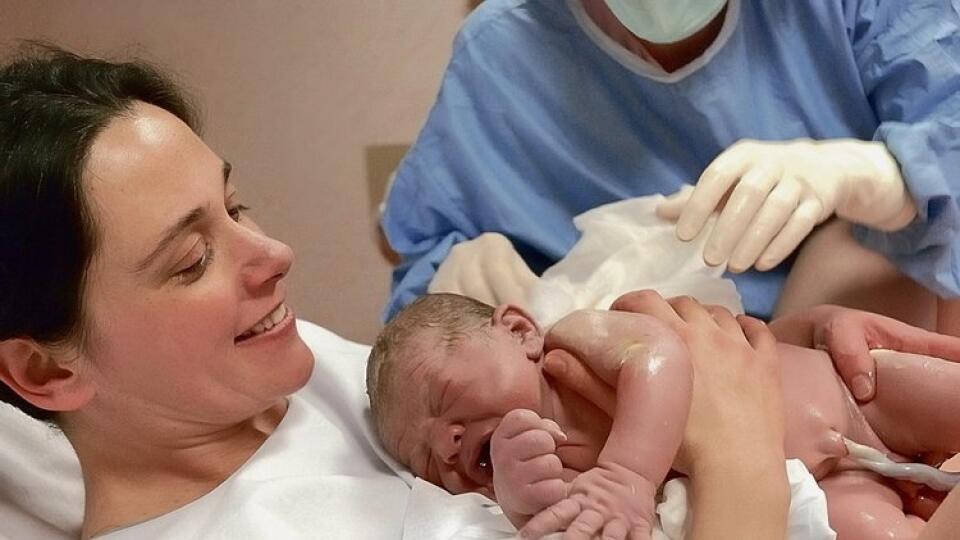 Pupočník dieťaťa treba nechať po pôrode dopulzovať aspoň tri minúty.