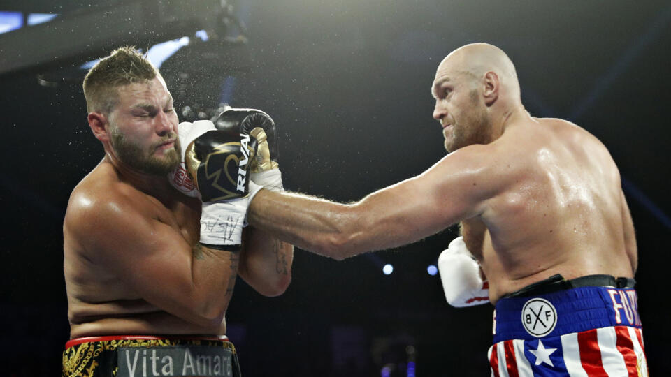 Fury (vpravo) nedal nemeckému súperovi šancu a po jeho ľavom háku bolo rozhodnuté.