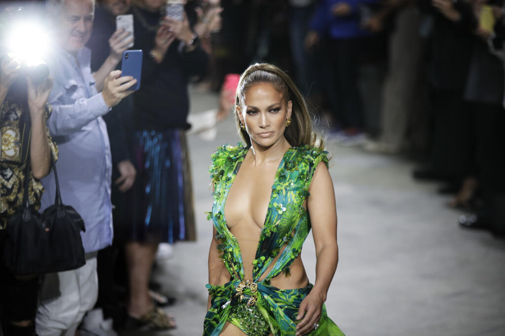 Jennifer Lopez na módnej prehliadke Versace v talianskom Miláne.