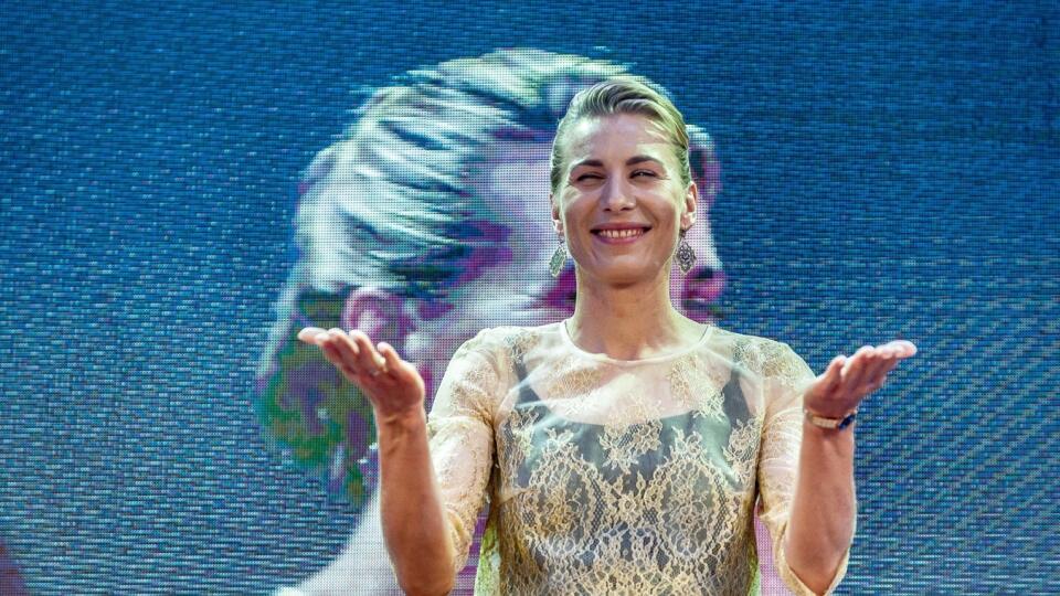 Anastasia Kuzminová sa stala ôsmykrát kráľovnou biatlonovej stopy. Na odovzdávaní ceny zaujala nielen priesvitnými šatami, ale aj tým, čo mala hviezdna biatlonistka na hlave.