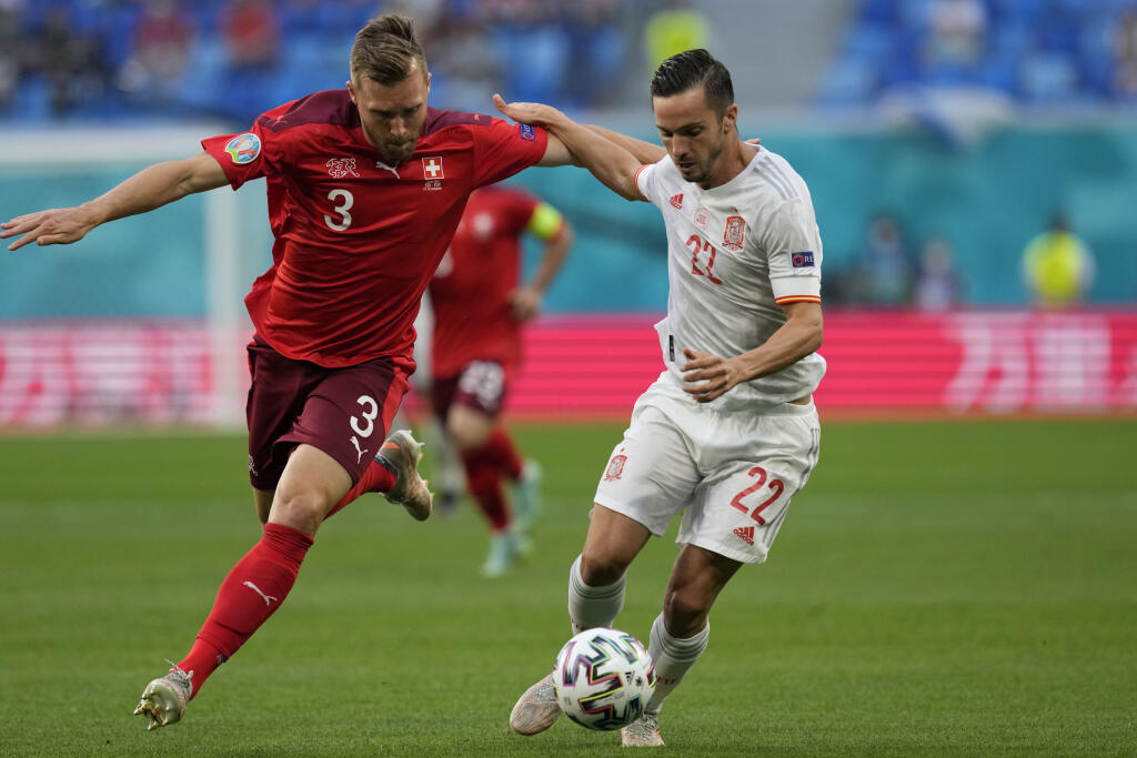 JB 26 Petrohrad - Švajčiarsky hráč Silvan Widmer (vľavo) bojuje o loptu so Španielom Pablom Sarabiom v zápase štvrťfinále Švajčiarsko - Španielsko na EURO 2020 vo futbale v Petrohrade 2. júla 2021. FOTO TASR/AP
Switzerland's Silvan Widmer, left, vies for the ball with Spain's Pablo Sarabia during the Euro 2020 soccer championship quarterfinal match between Switzerland and Spain at Saint Petersburg stadium in St. Petersburg, Russia, Friday, July 2, 2021. (AP Photo/Dmitri Lovetsky, Pool)