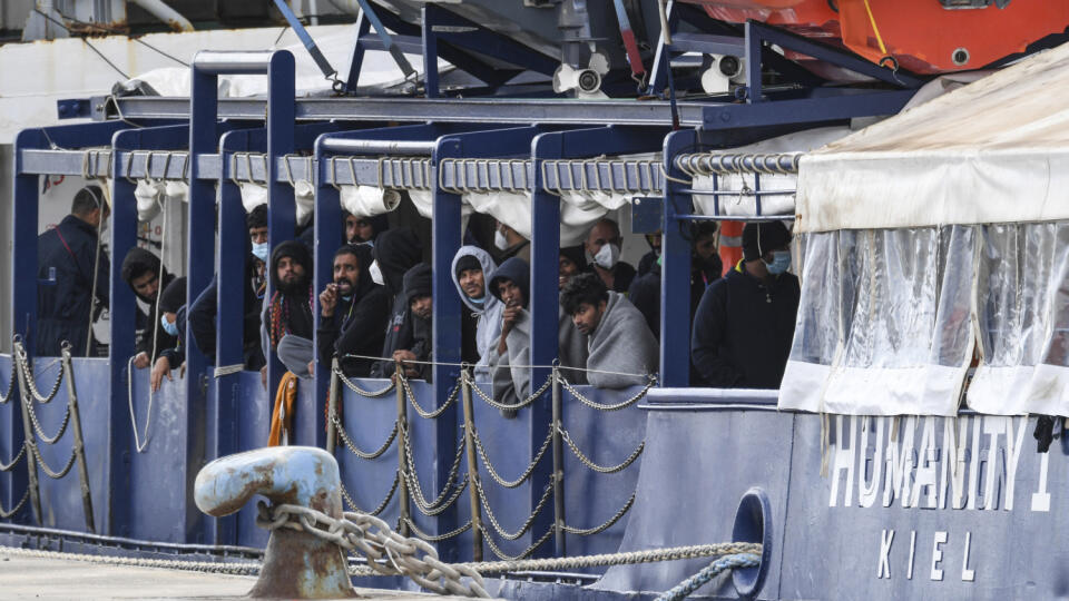WA 93 Catania - Migranti stoja na palube záchrannej lode Humanity 1, ktorá kotví v prístavnom meste Catania na východnom pobreží Sicílie v nedeľu 6. novembra 2022. Posádka tejto lode, ktorú prevádzkuje nemecká humanitárna organizácia SOS Humanity, dostala v noci na nedeľu povolenie zakotviť v Caranii. Z lode vystúpilo viac než 140 osôb, píše DPA s odvolaním sa na hovorkyňu SOS Humanity. Pasažierov pred pred vystúpením skontrolovali zdravotníci. Skupina približne 30 osôb však nedostala povolenie