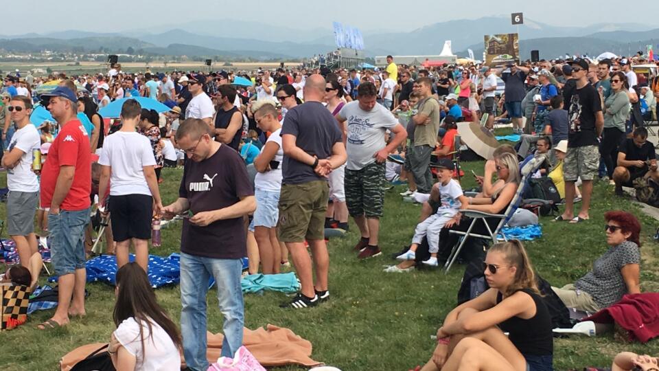 V Sliači sú desaťtisíce návštevníkov a sledujú na oblohe aj na vzduchu naozajstnú krásu letectva.