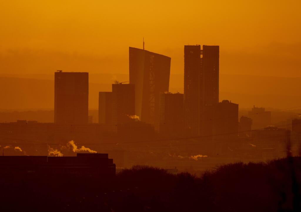 PK 14 archív Frankfurt nad Mohanom - Na archívnej snímke z 25. februára 2022 budova Európskej centrálnej banky (ECB) stojí uprostred panorámy výškových budov vo Frankfurte nad Mohanom. Európska centrálna banka (ECB) očakáva, že vojna na Ukrajine pribrzdí rast ekonomiky eurozóny. Zatiaľ je však ešte príliš skoro, aby stanovila plný vplyv konfliktu. FOTO TASR/AP

The Eurpean Central Bank, center, is pictured in Frankfurt, Germany, Friday, Feb. 25, 2022. (AP Photo/Michael Probst)