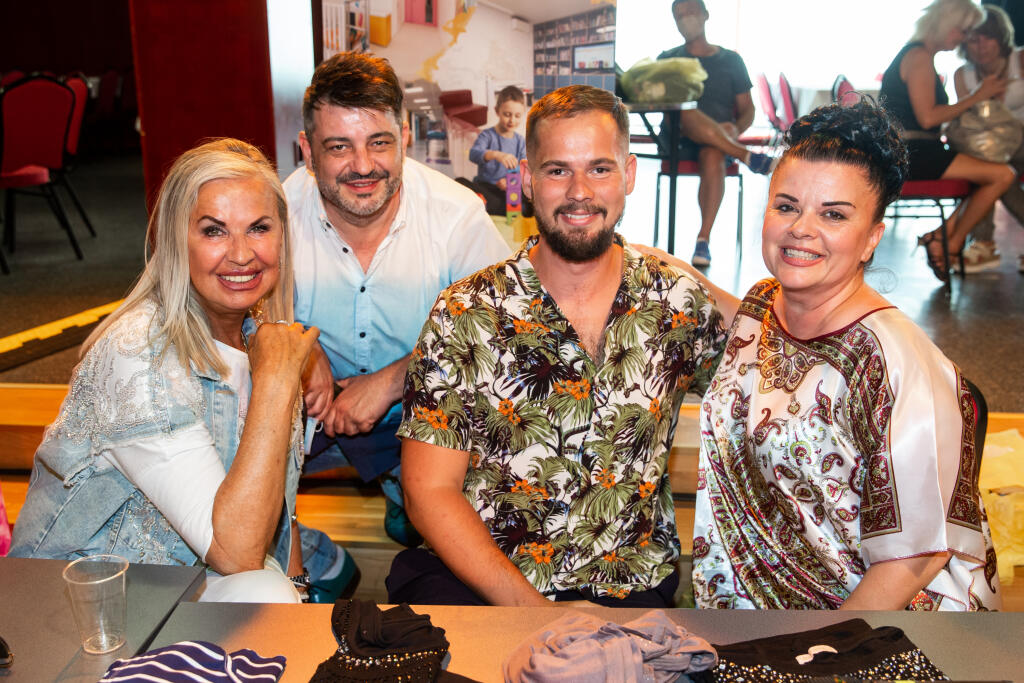 Charitatívny bazár Otta Weitera z vecí po jeho zosnulej manželke v bratislavskom Dome kultúry Zrkadlový háj. Na snímke Eva Máziková, František Košarišťaň alias Fero Joke a Jadranka Handlovská.