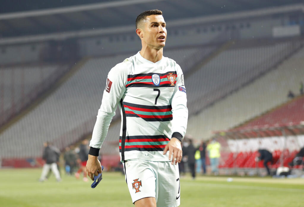 Cristiano Ronaldo najprv protestoval u rozhodcov, potom zahodil kapitánsku pásku a zišiel z ihriska.