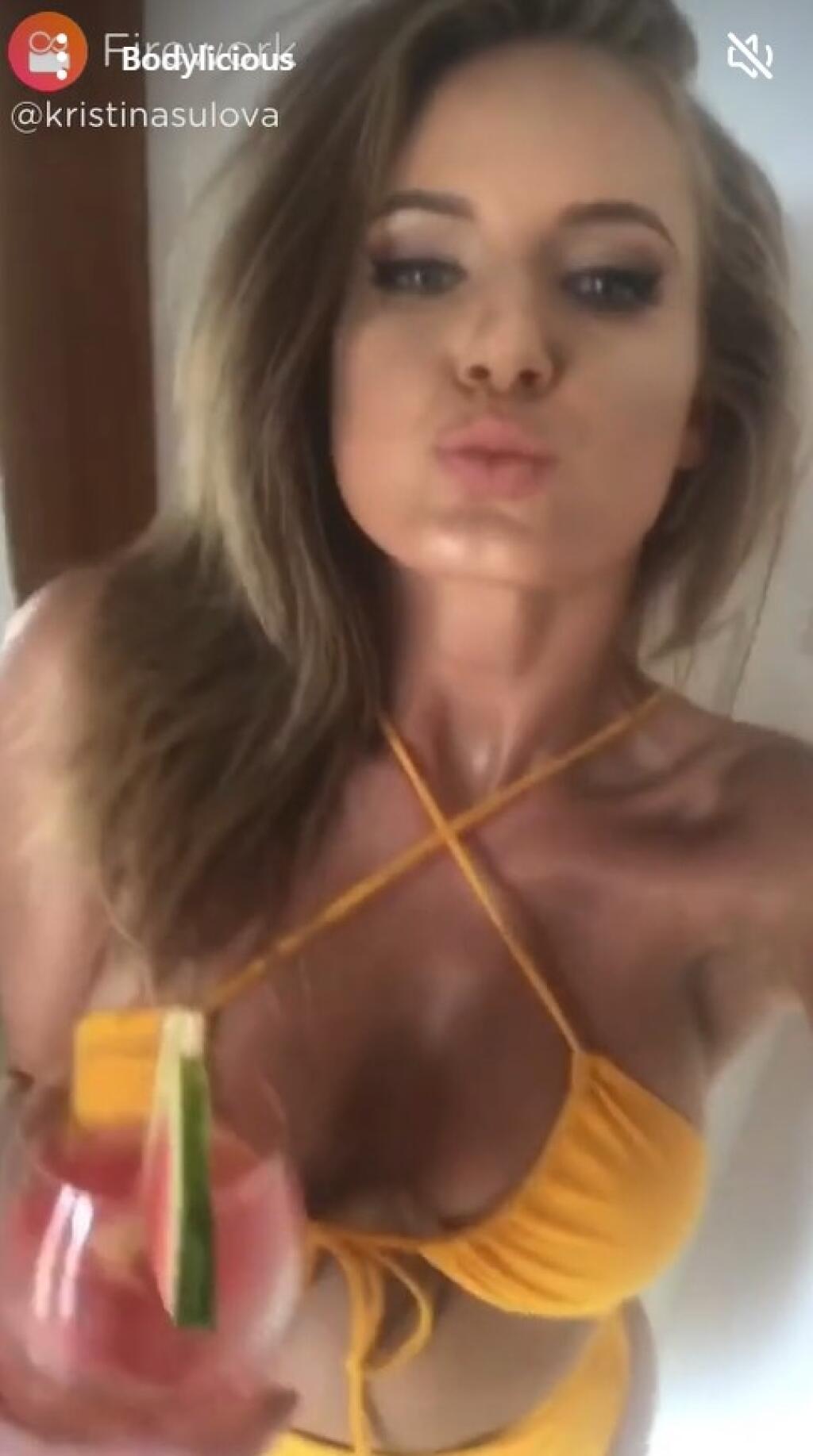 Kristína Šulová na sieti Firework zverejnila aj takéto video, v ktorom predviedla sexi postavu v bikinách a šteklivých pózach.